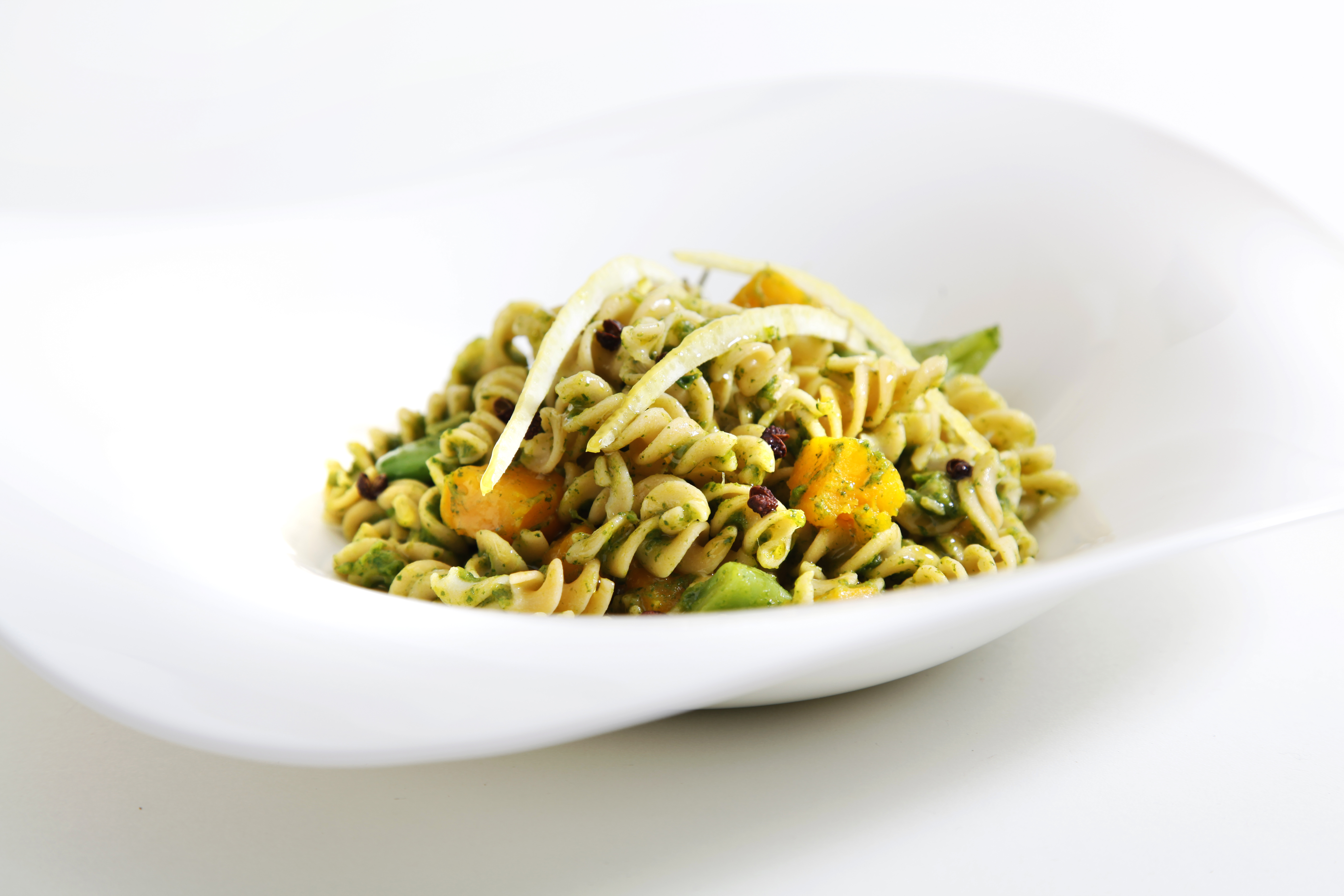 Fusilli di ceci bio con zucca, taccole, bieta erbetta e olio evo