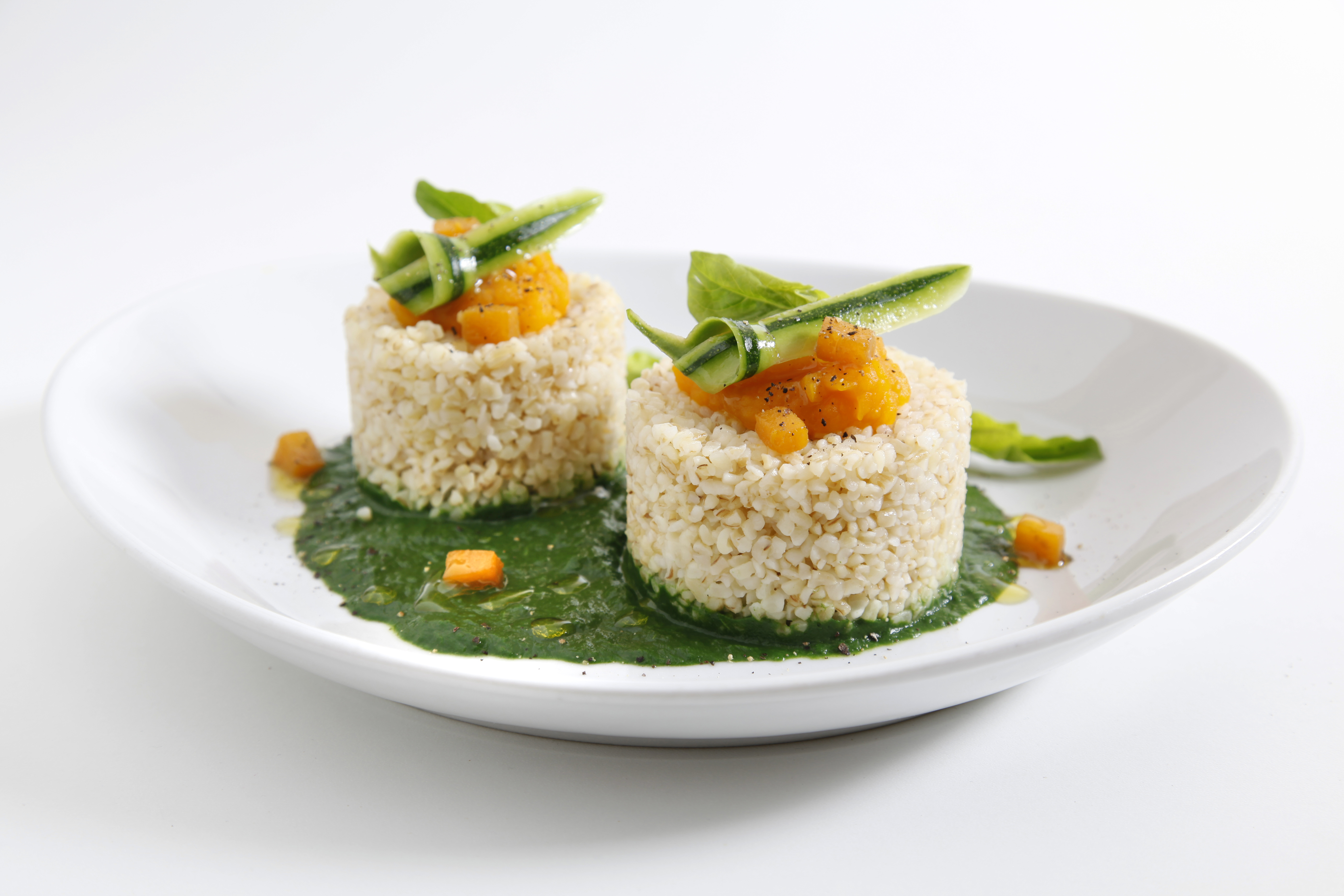 Vellutata di spinaci con bulgur e zucchine marinate all'olio evo su crema di zucca