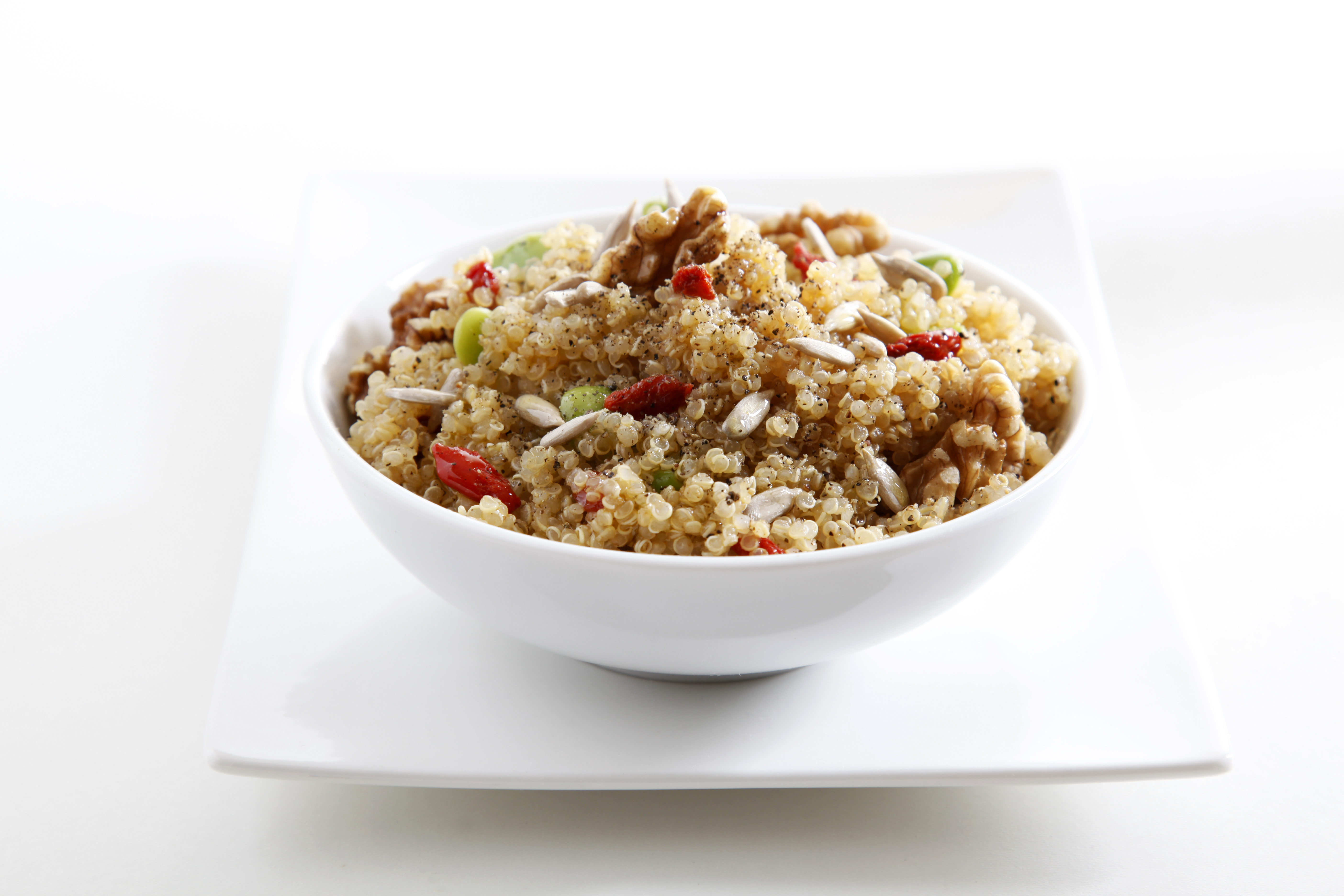 Insalata di quinoa, soia edamame, noci, semi di girasole e bacche di Goji