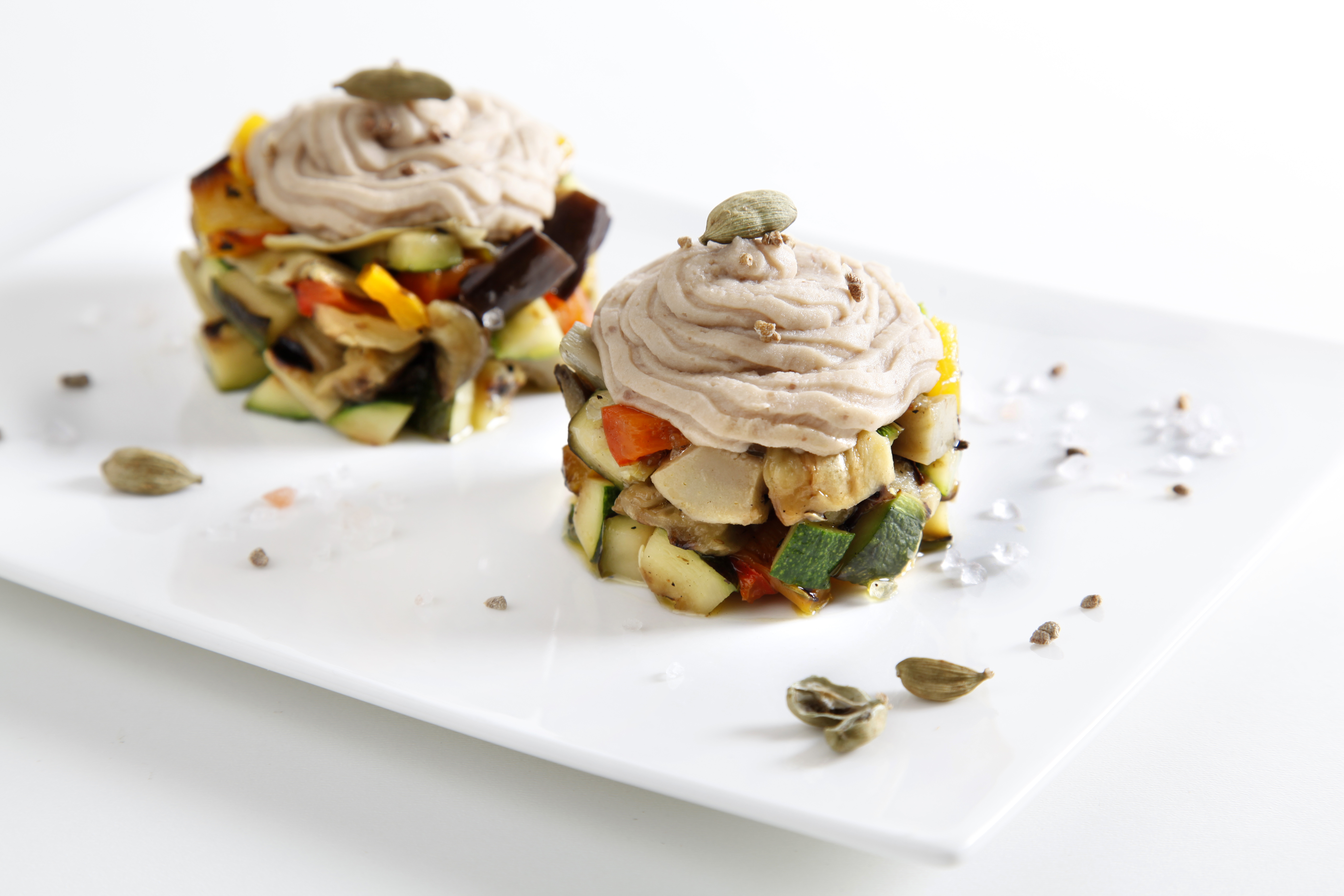 Patè di castagne al cardamomo su tartare di verdure all'aceto di riso