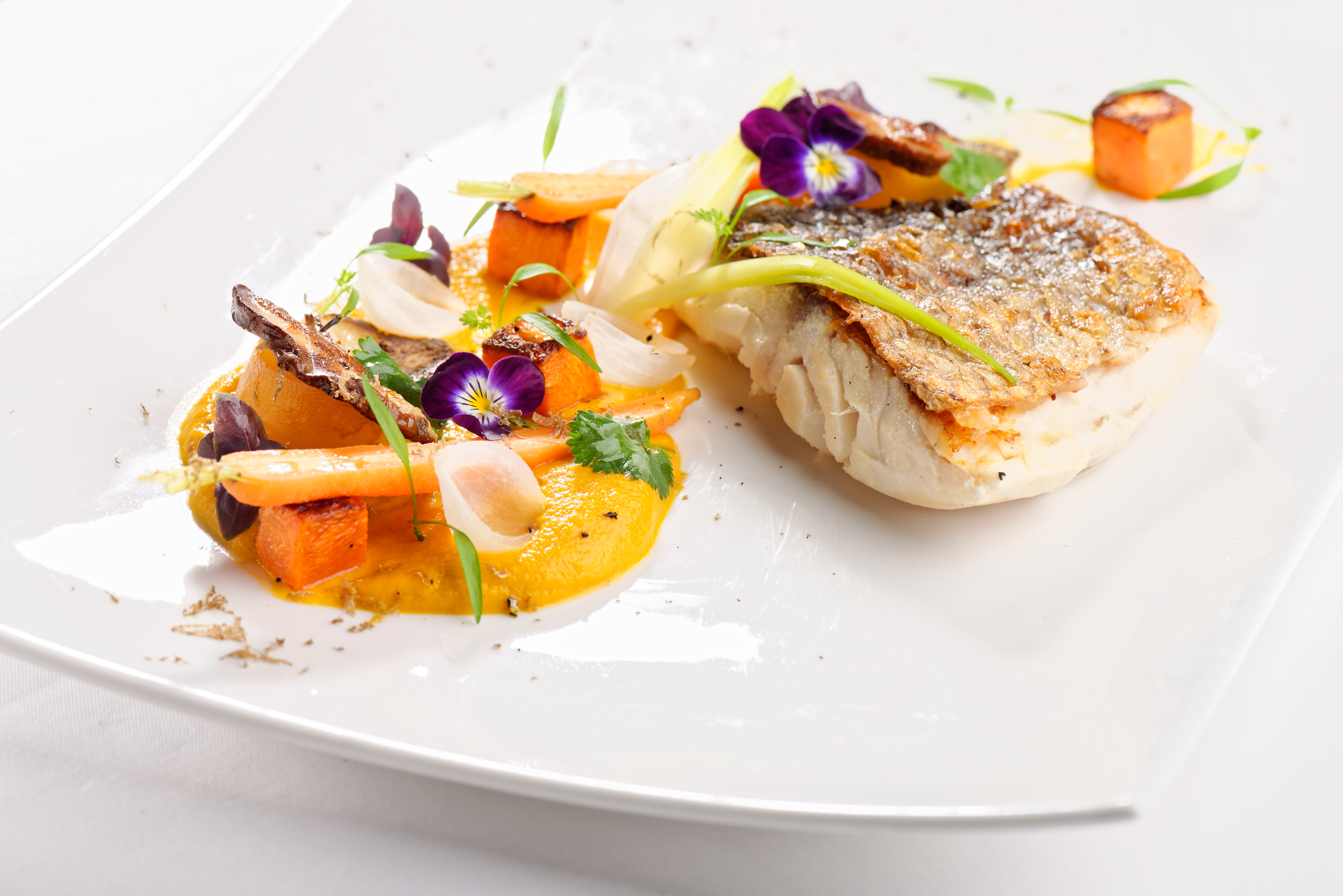 Scaloppa di pescato del giorno, crema di zucca, perle di tartufo e chips di topinambur